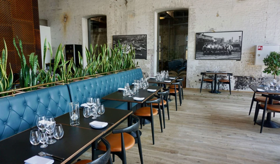 Meble do pubu, które wytrzymają próbę czasu – jak wybrać odpowiednie?