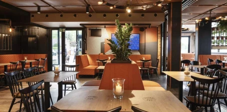 Loże czy klasyczne stoły z krzesłami – co wybrać do restauracji?