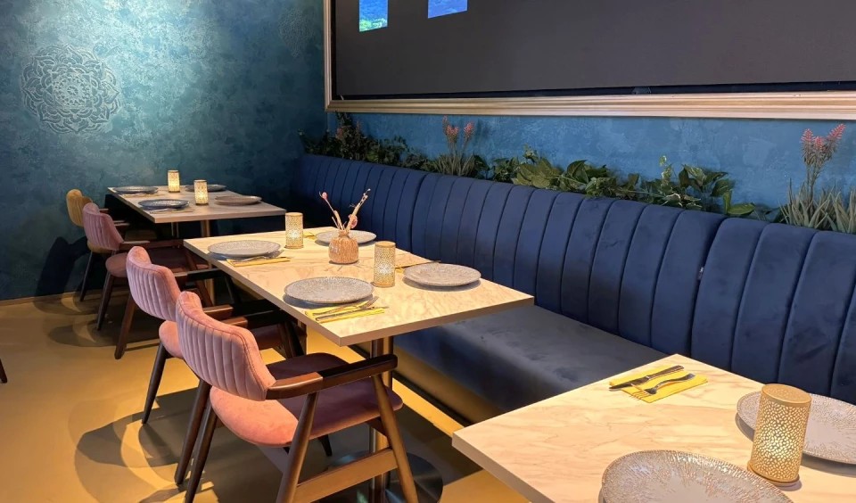 Jak wybrać producenta mebli restauracyjnych?