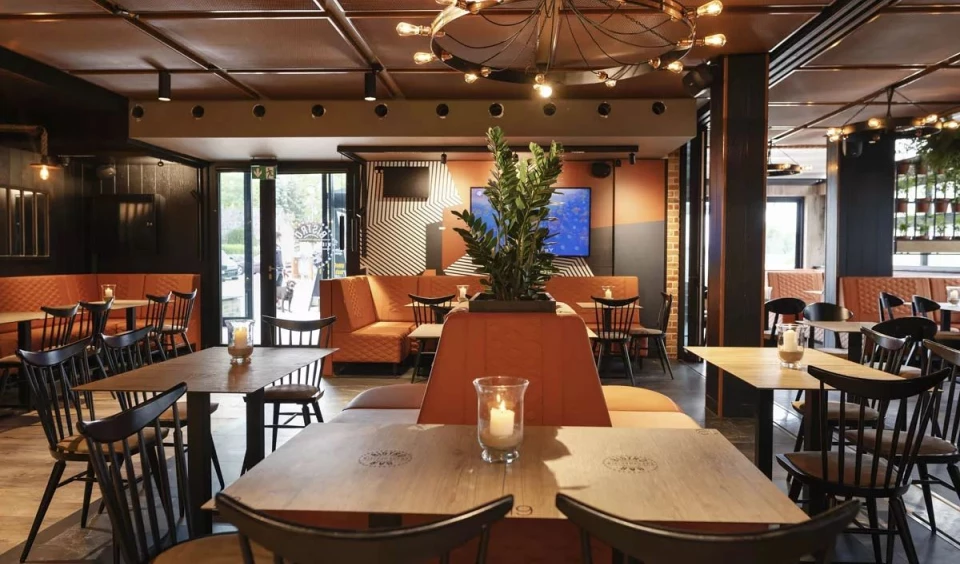 Sofas or Traditional Tables with Chairs – What to Choose for Your Restaurant?