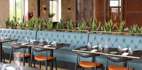 Dlaczego warto inwestować w spersonalizowane meble kontraktowe?