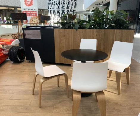 stoły i krzesła do strefy food court